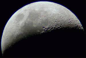 ３月１６日の月。いつの間にかまた見やすい時間に月が出るようになりました。上空の気流も落ち着いてきたのか、シャープに写るようになったきたように思います。